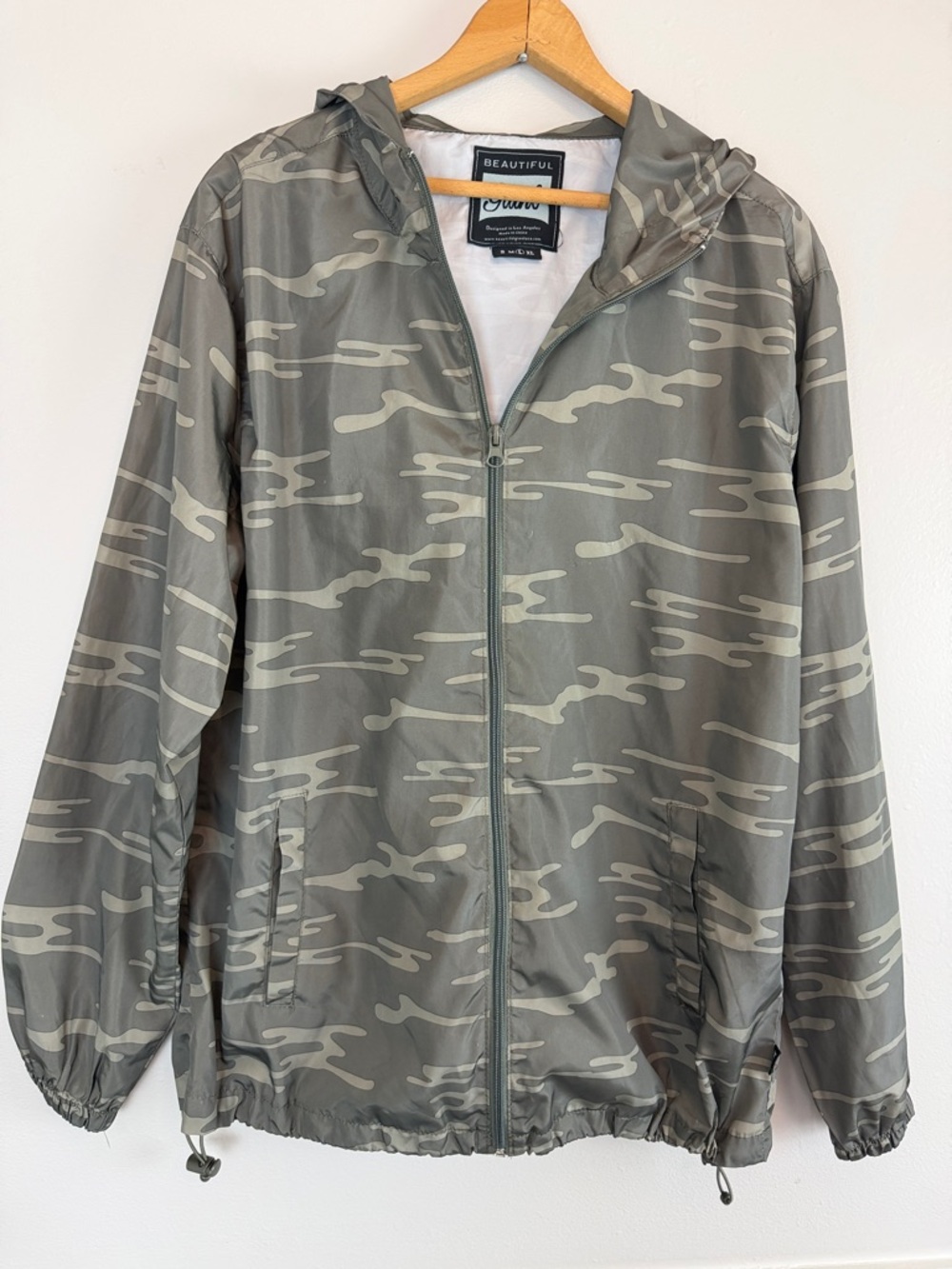 Beautiful Giant Camo Jacket with Hood Size Large